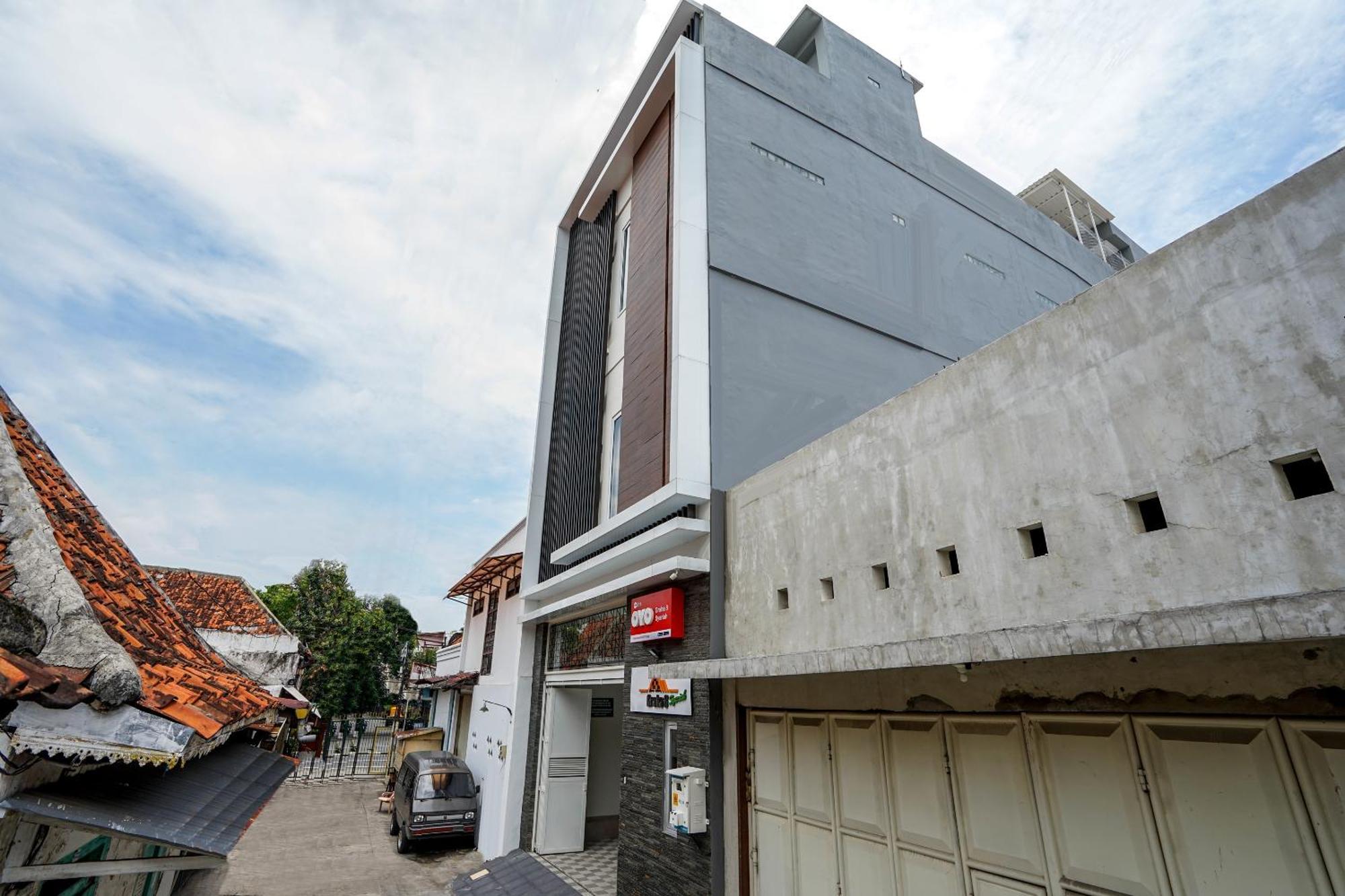 Super Oyo Capital O 614 Graha 8 Syariah Hotel Surabaya Exterior photo