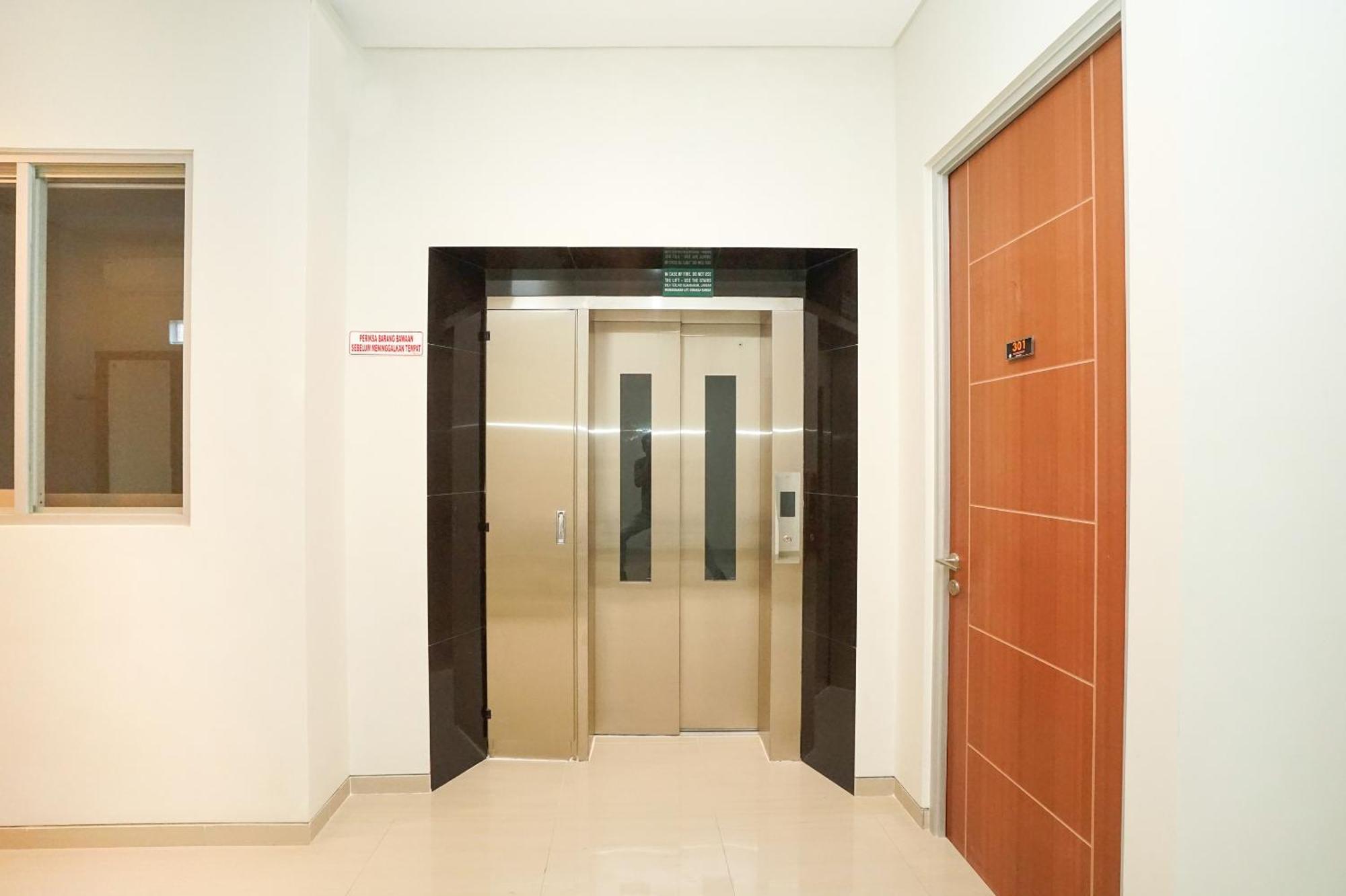 Super Oyo Capital O 614 Graha 8 Syariah Hotel Surabaya Exterior photo