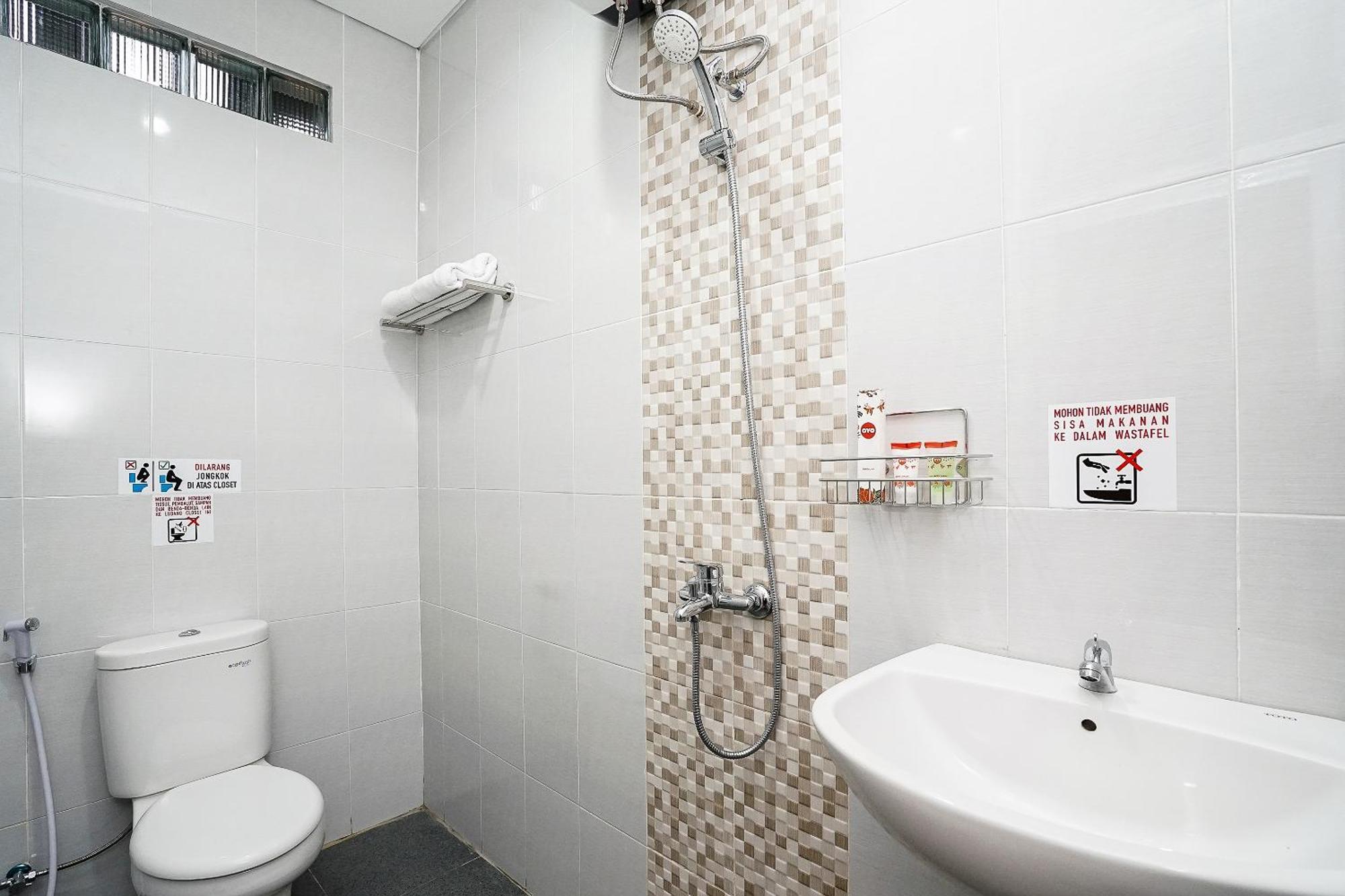 Super Oyo Capital O 614 Graha 8 Syariah Hotel Surabaya Exterior photo