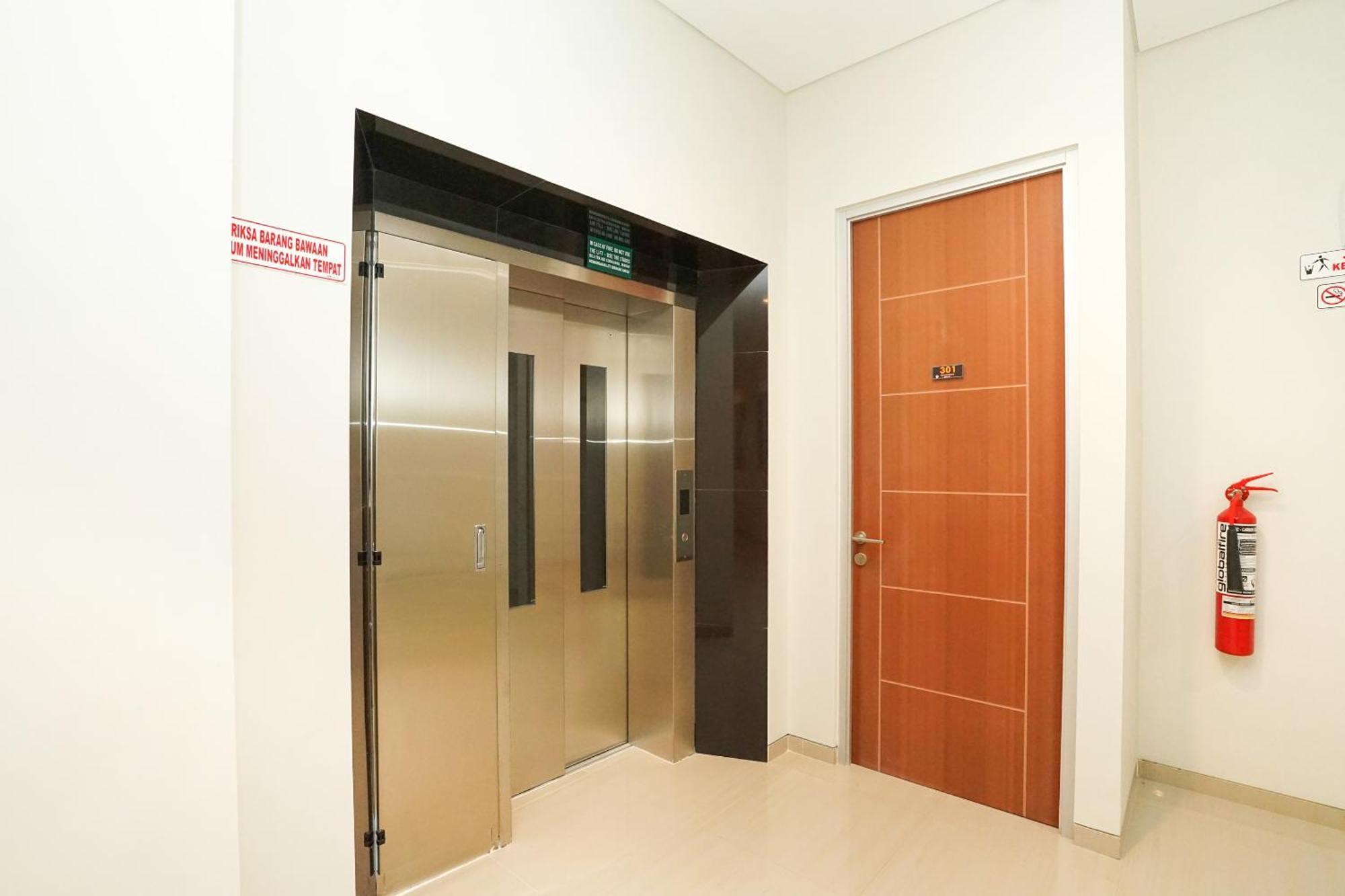 Super Oyo Capital O 614 Graha 8 Syariah Hotel Surabaya Exterior photo
